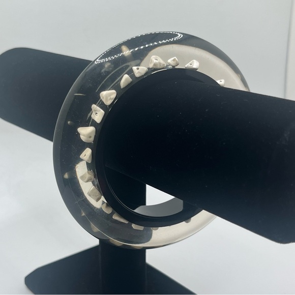 Vintage Lucite Bangle Bracelet Embedded Chips Statement. Very rare find - Picture 3 of 8